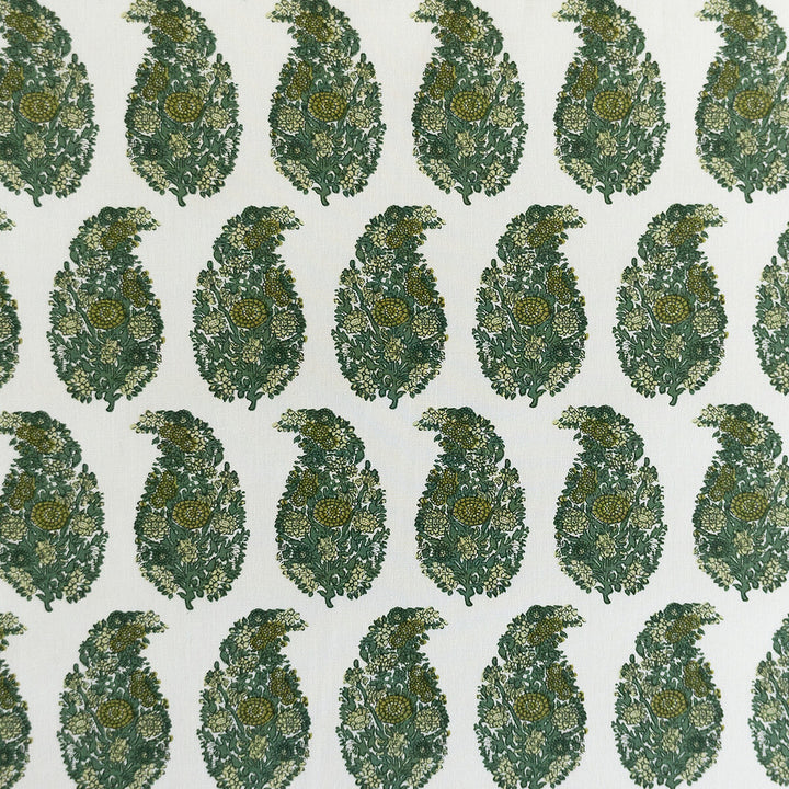 Tarsila Verde by Gaston Y Daniela Fabric Gaston Y Daniela Fabric Tarsila VerdeFabric LORENZO CASTILLO V COTTON - 100% Spain </p><p>Repeat: H: 2.44, V: 6.88 55.11 - Fabric Carolina -